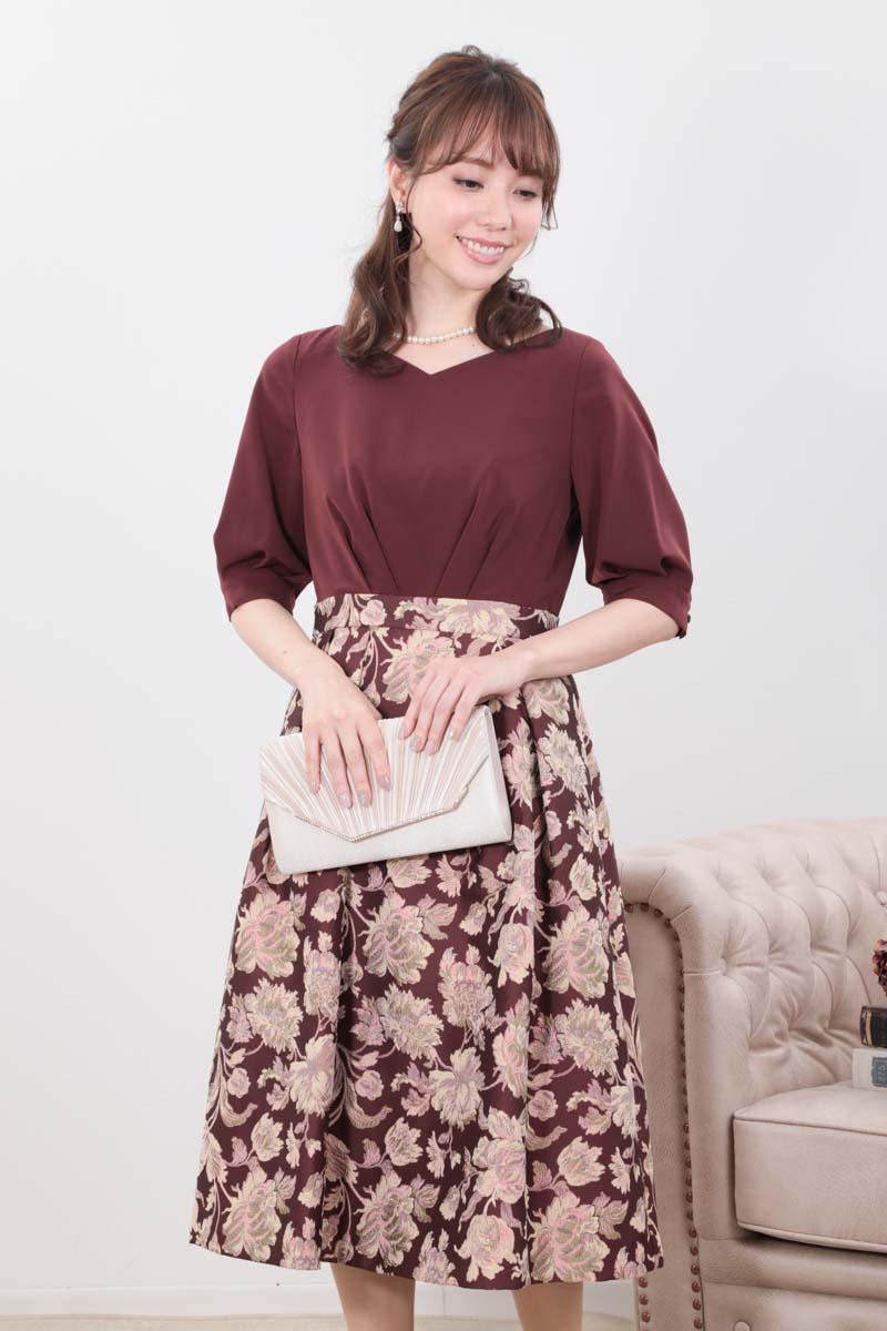 ワインレッドのフラワージャガードカフスドレス