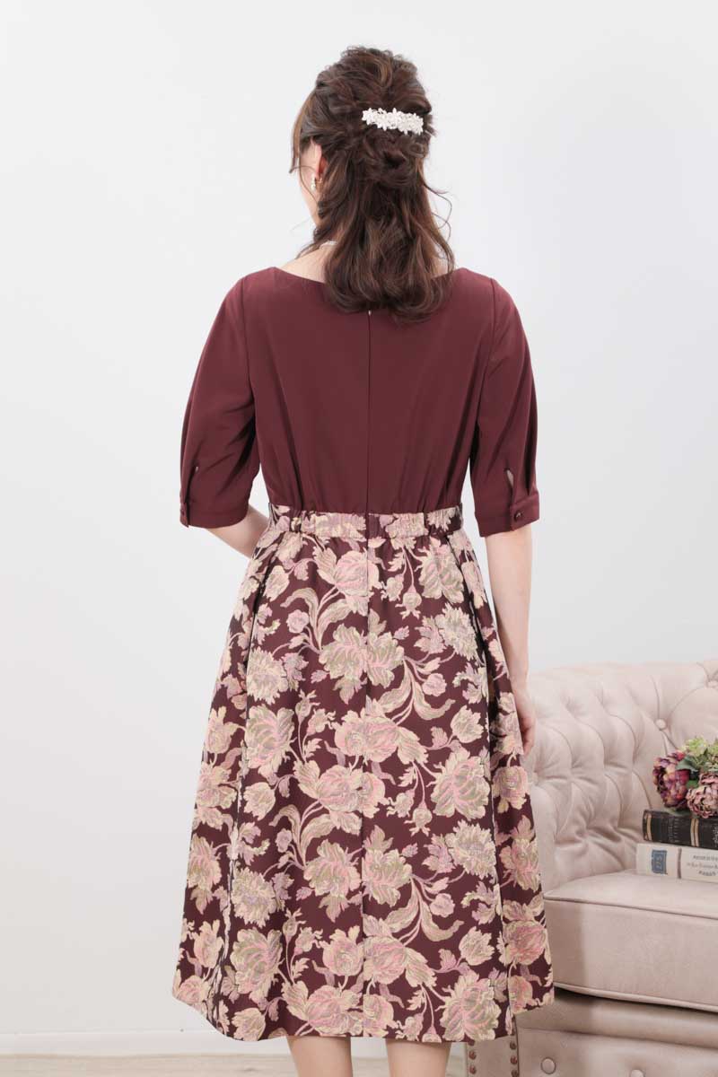 ワインレッドのフラワージャガードカフスドレス