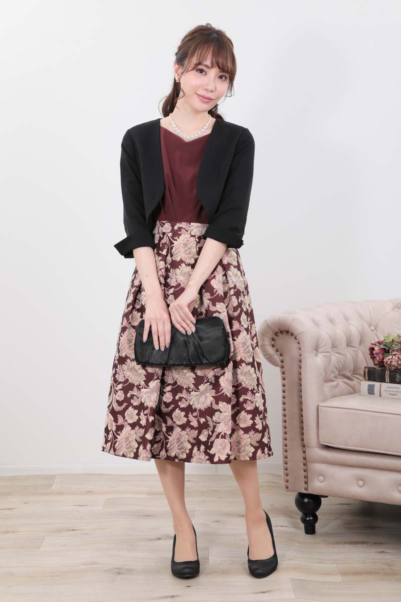 ワインレッドのフラワージャガードカフスドレス