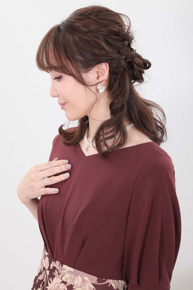 ワインレッドのフラワージャガードカフスドレス