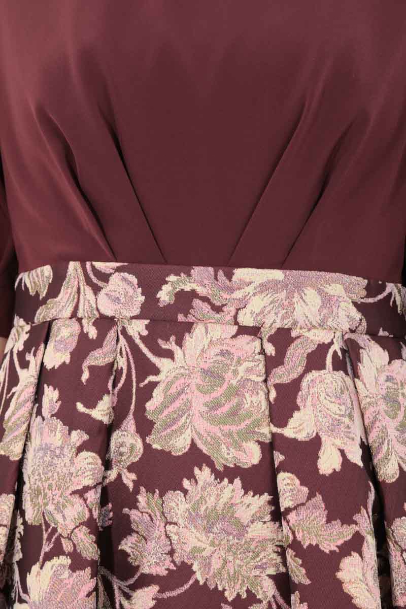 ワインレッドのフラワージャガードカフスドレス