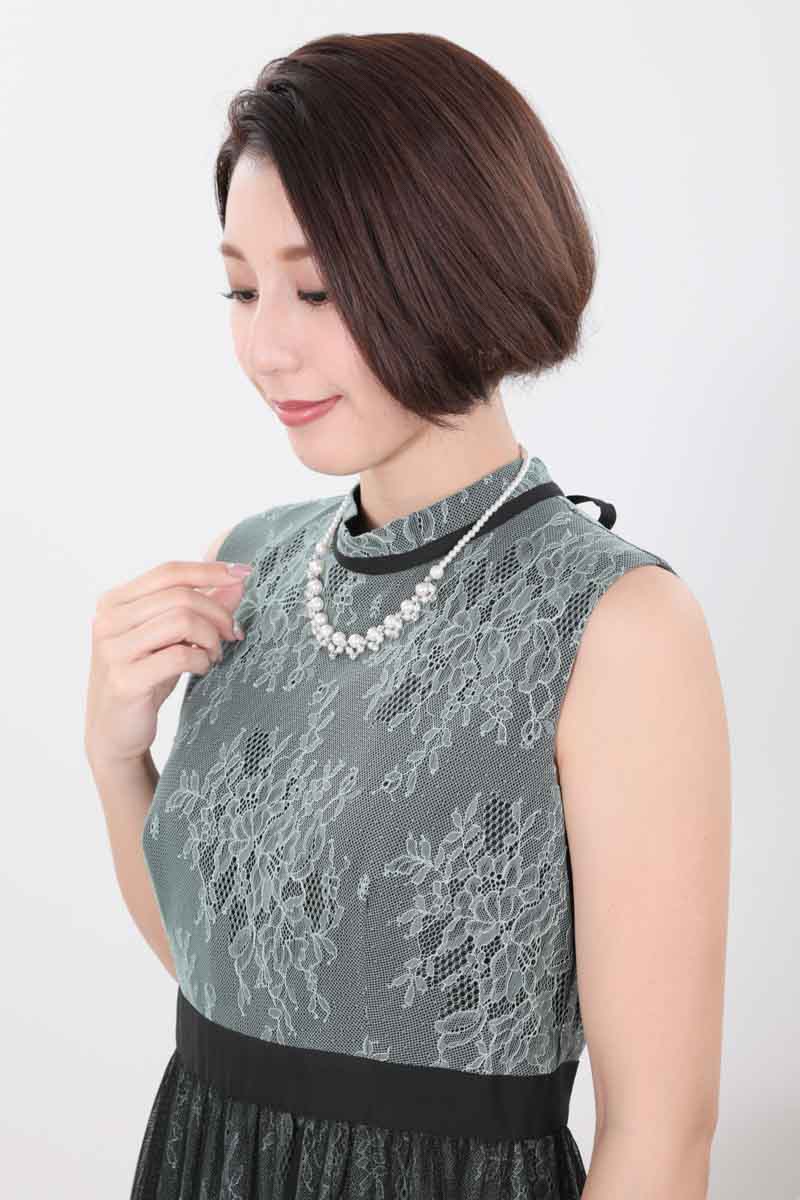 グリーンのチュールレイヤードレースドレス