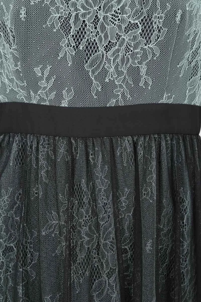 グリーンのチュールレイヤードレースドレス