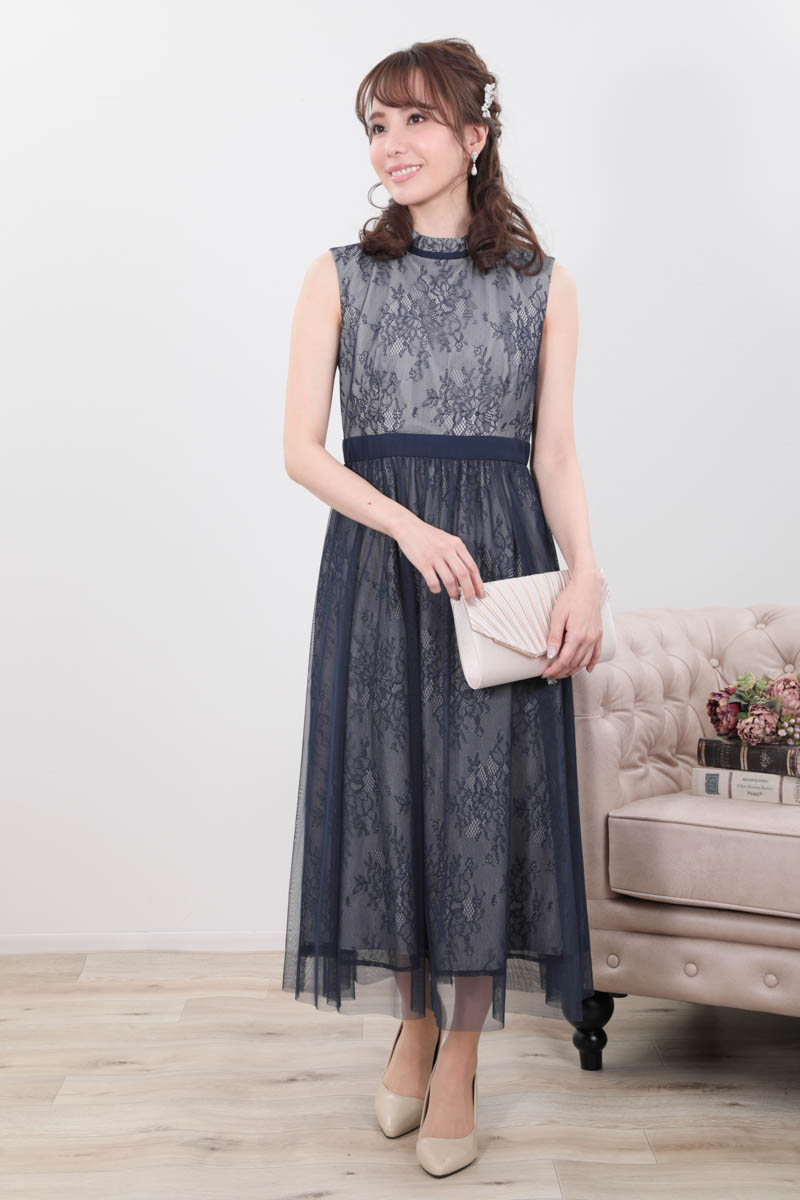 ネイビーのチュールレイヤードレースドレス