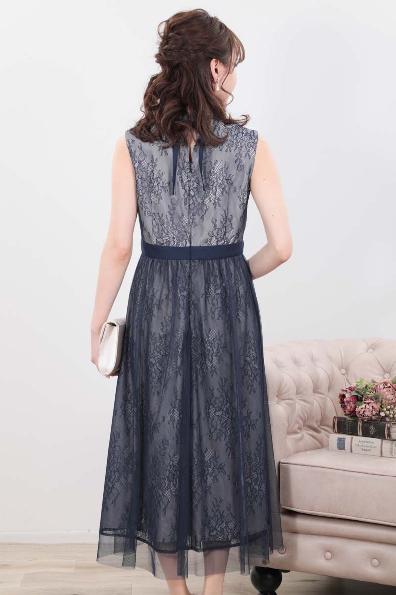 ネイビーのチュールレイヤードレースドレス