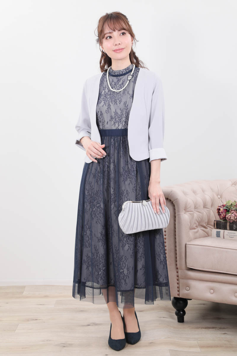 ネイビーのチュールレイヤードレースドレス