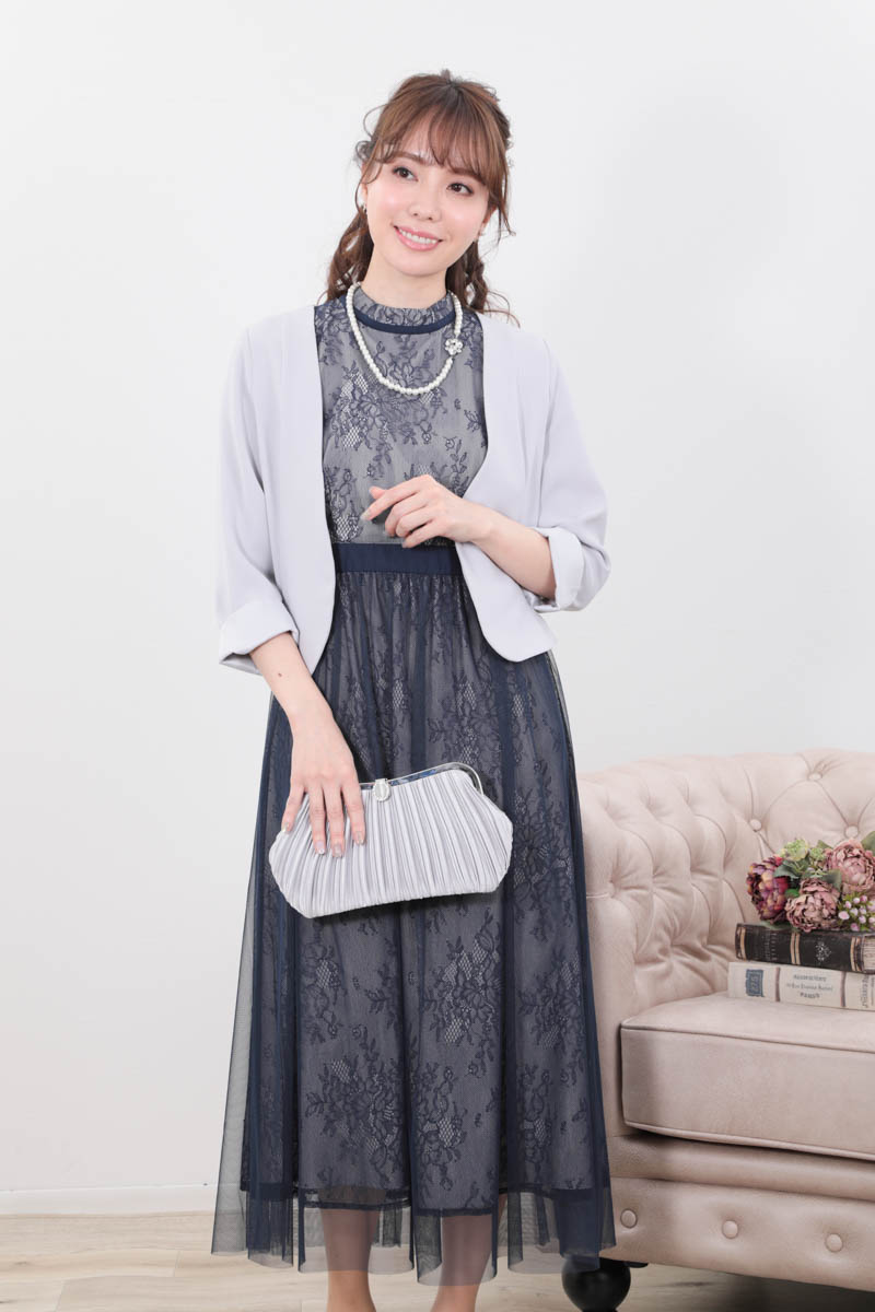 ネイビーのチュールレイヤードレースドレス