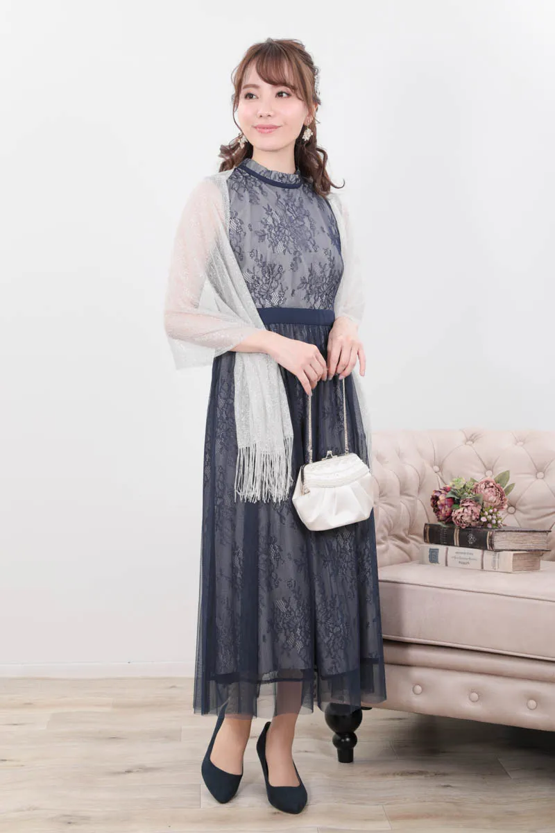 ネイビーのチュールレイヤードレースドレス