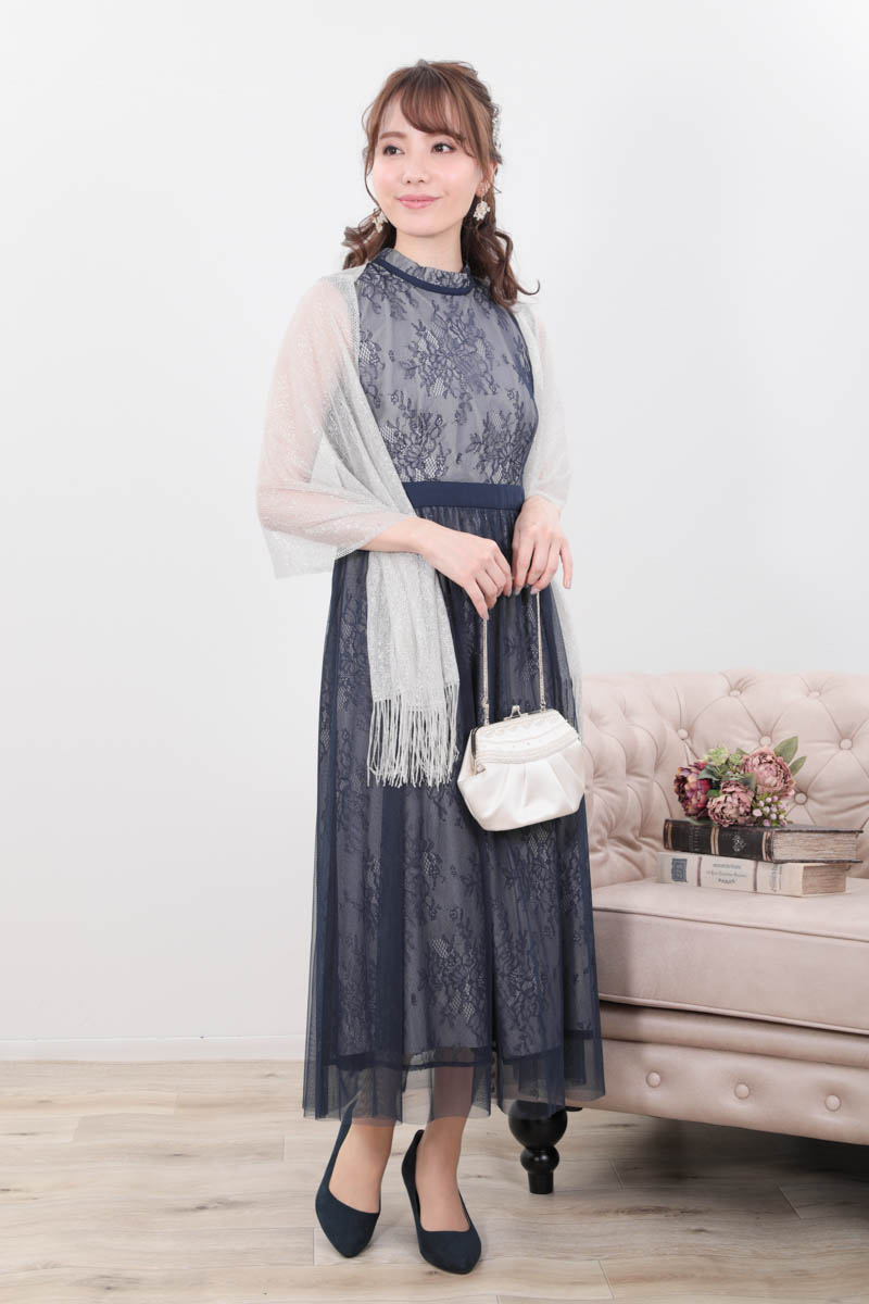 ネイビーのチュールレイヤードレースドレス