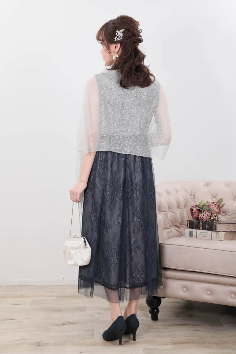 ネイビーのチュールレイヤードレースドレス