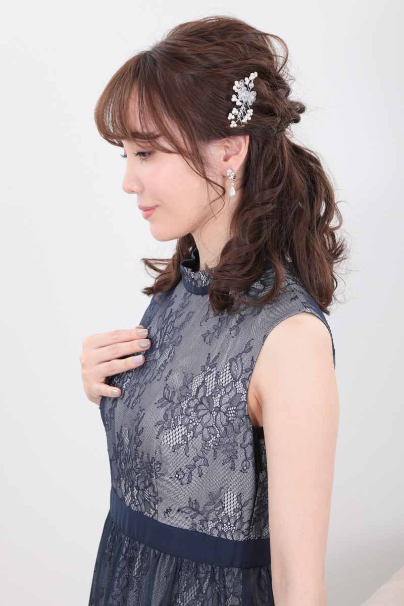 ネイビーのチュールレイヤードレースドレス