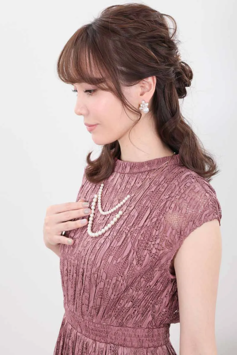 ピンクのワッシャープリーツレースドレス