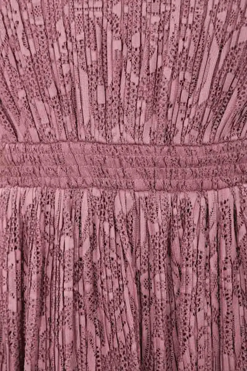 ピンクのワッシャープリーツレースドレス