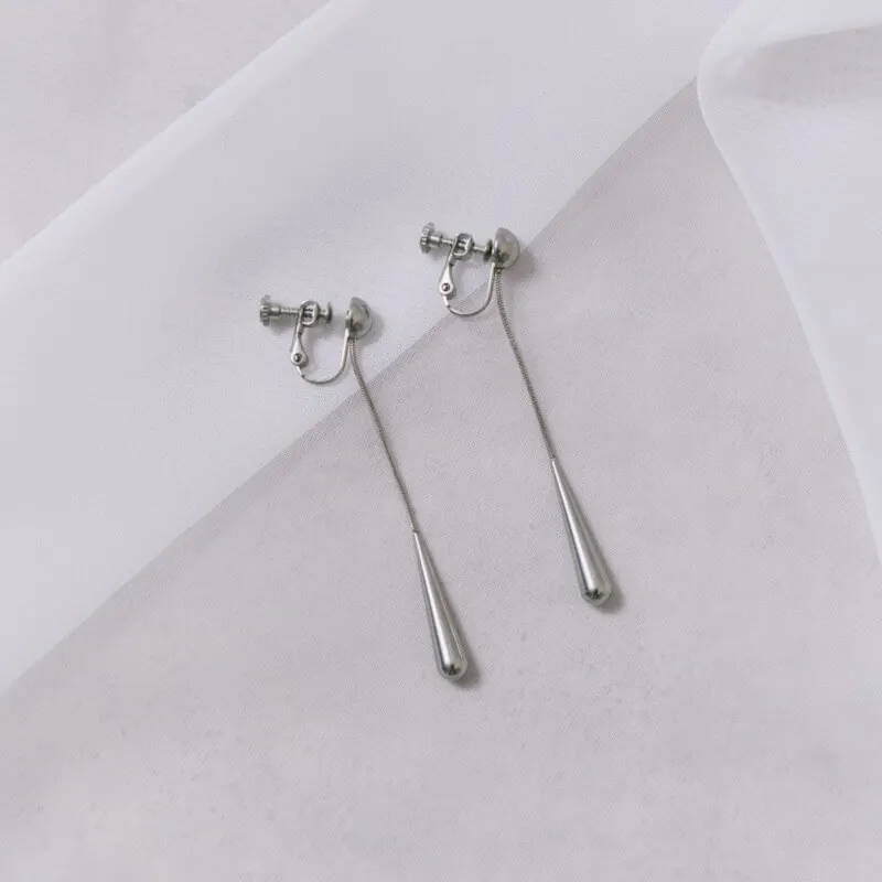 シルバーのティアドロップロングイヤリング