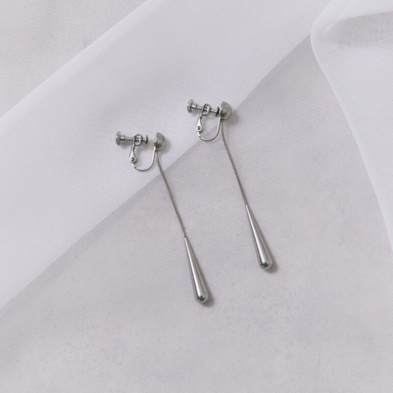 シルバーのティアドロップロングイヤリング