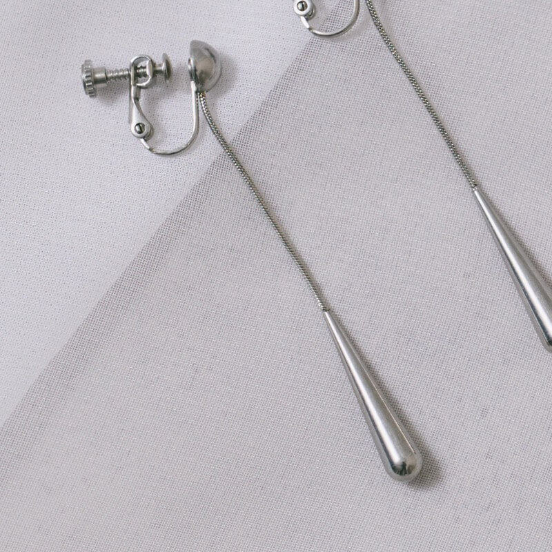 シルバーのティアドロップロングイヤリング