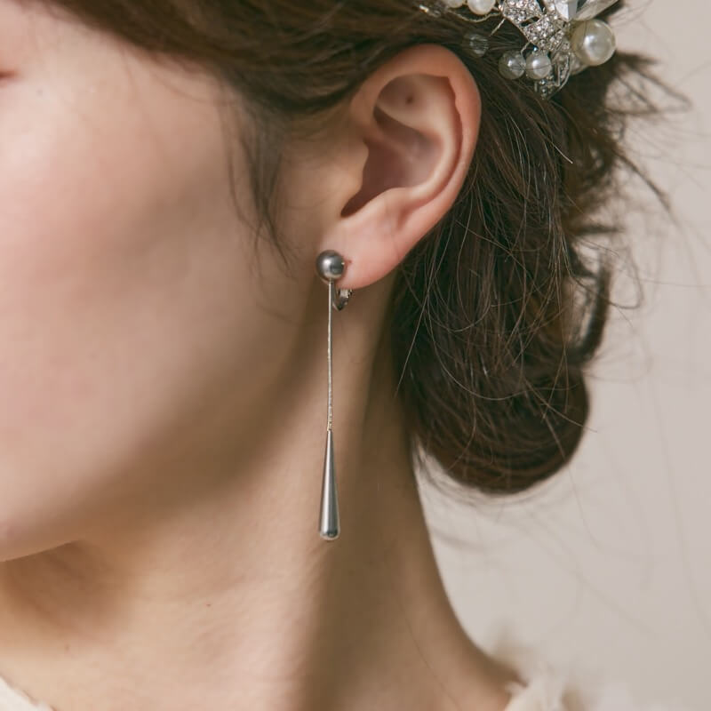 シルバーのティアドロップロングイヤリング