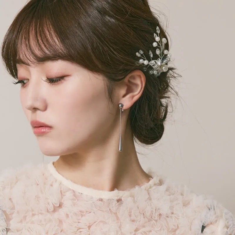 シルバーのティアドロップロングイヤリング