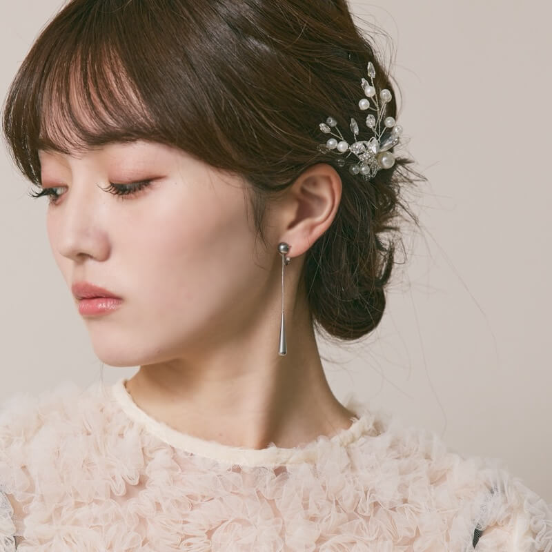 シルバーのティアドロップロングイヤリング