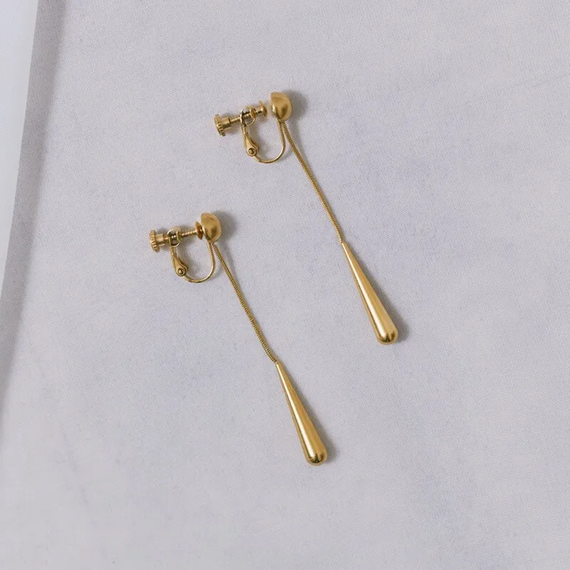 ゴールドのティアドロップロングイヤリング