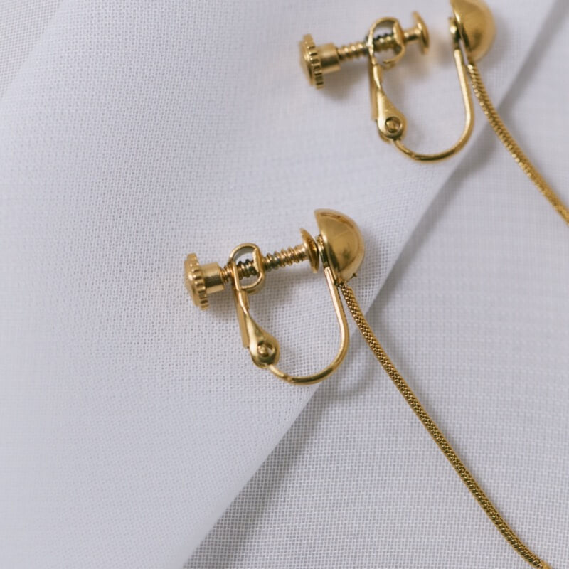 ゴールドのティアドロップロングイヤリング