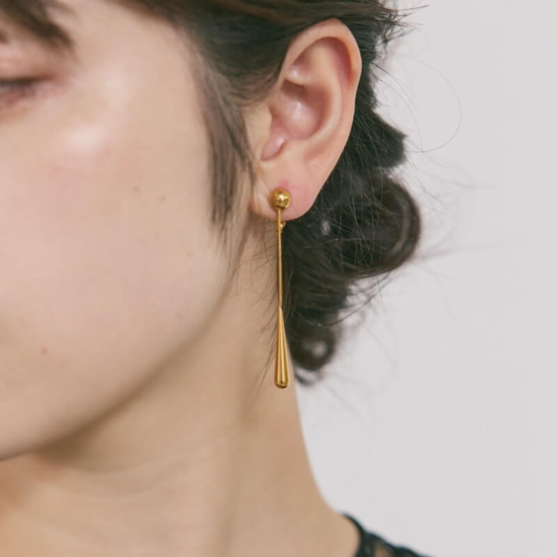 ゴールドのティアドロップロングイヤリング