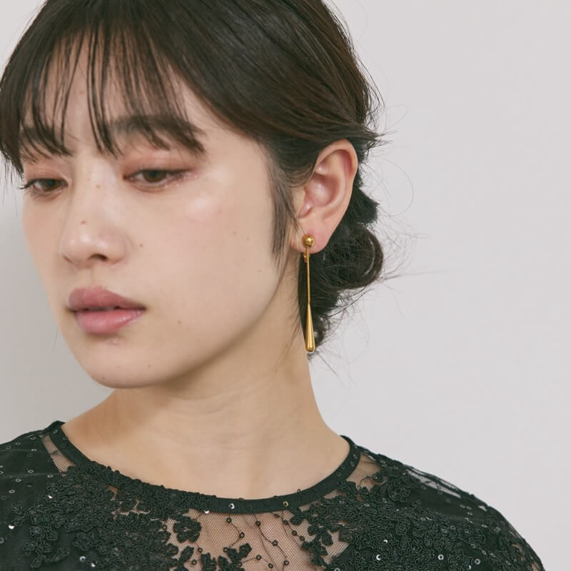 ゴールドのティアドロップロングイヤリング