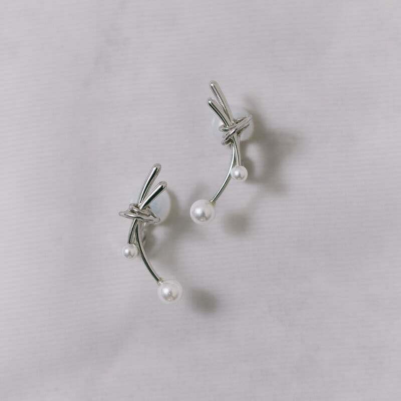 シルバーのノットパールイヤリング