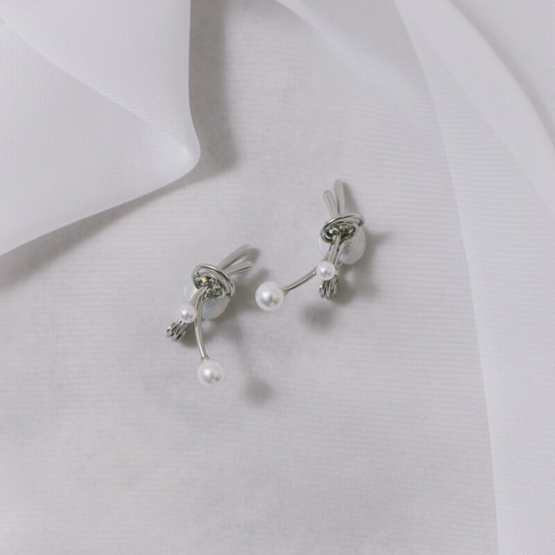 シルバーのノットパールイヤリング