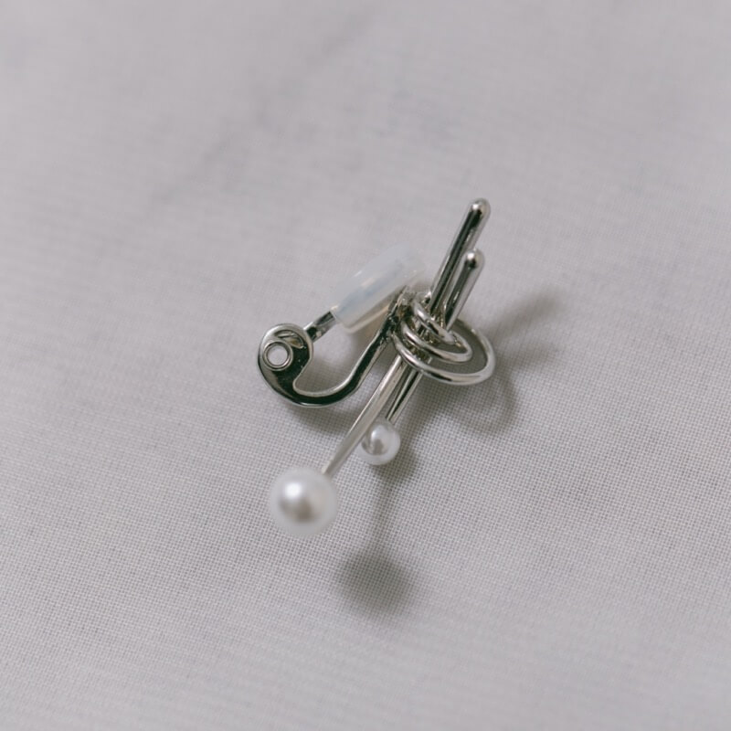 シルバーのノットパールイヤリング