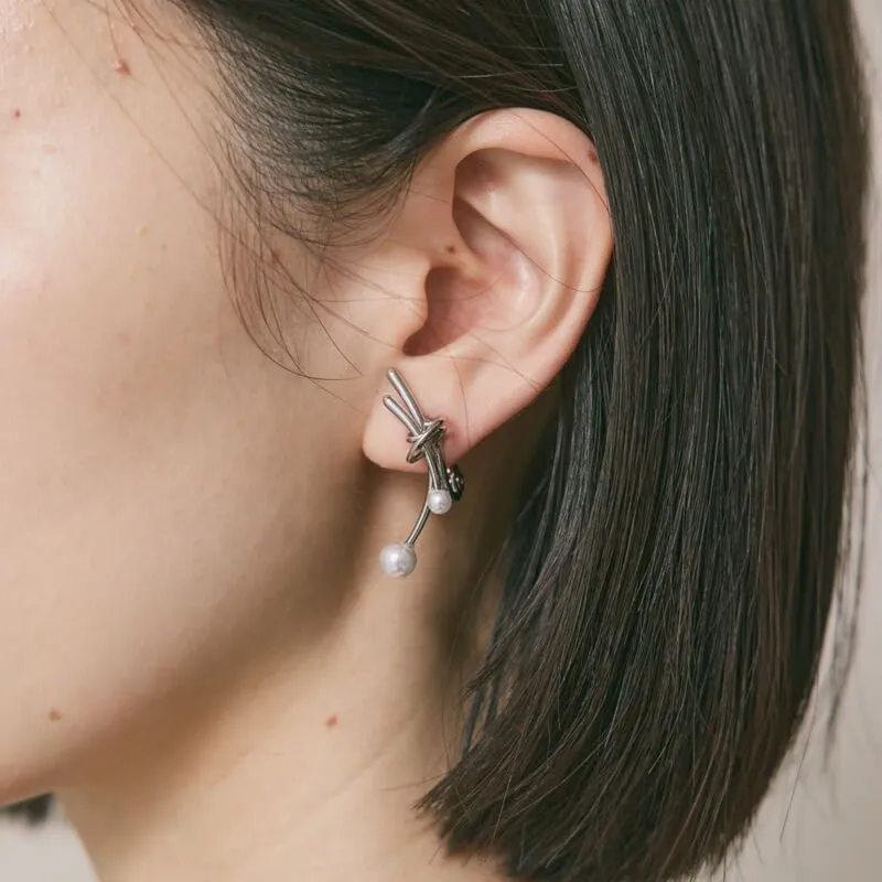 シルバーのノットパールイヤリング