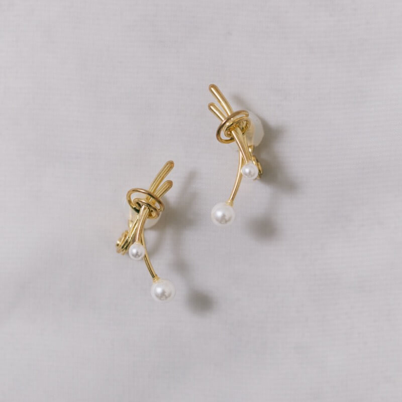 ゴールドのノットパールイヤリング