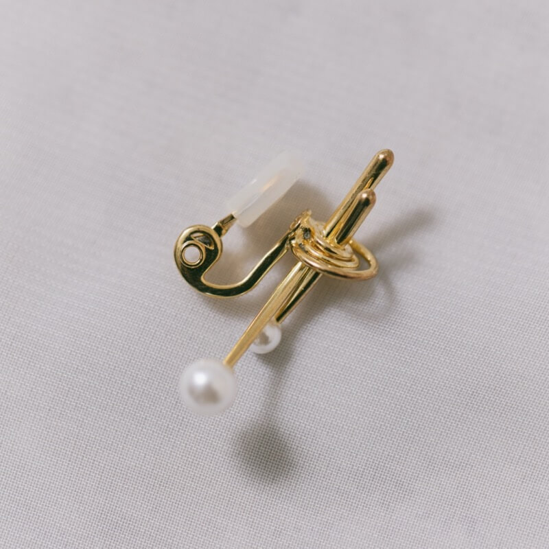 ゴールドのノットパールイヤリング
