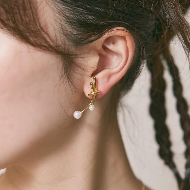 ゴールドのノットパールイヤリング