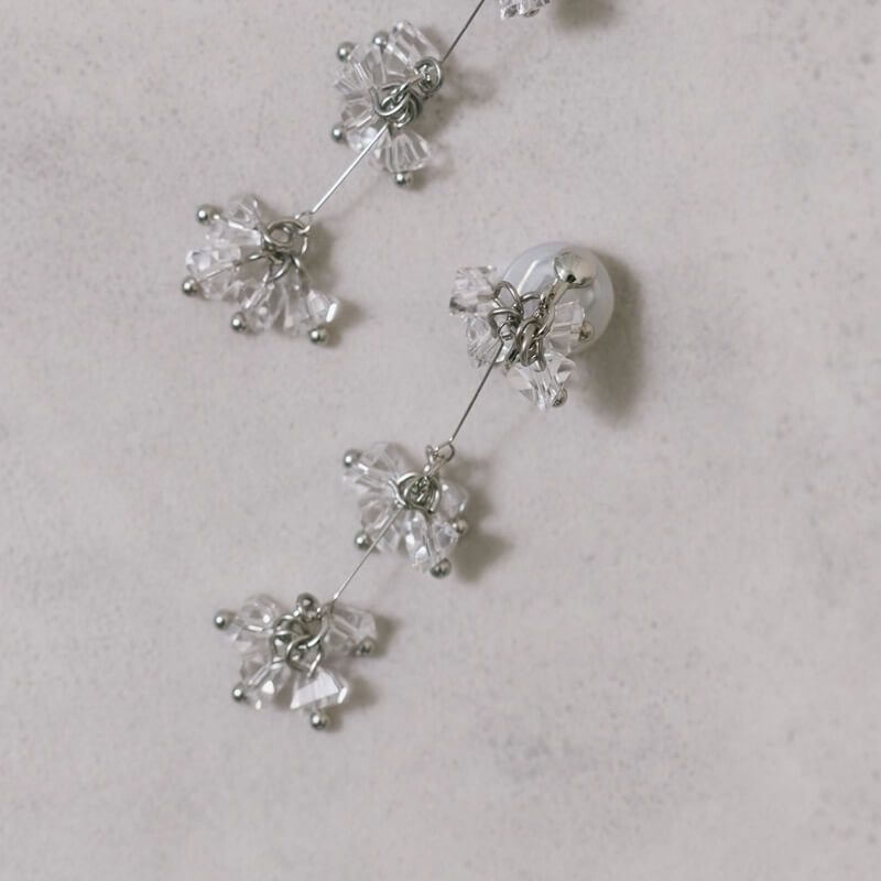 シルバーのグラスビーズロングイヤリング