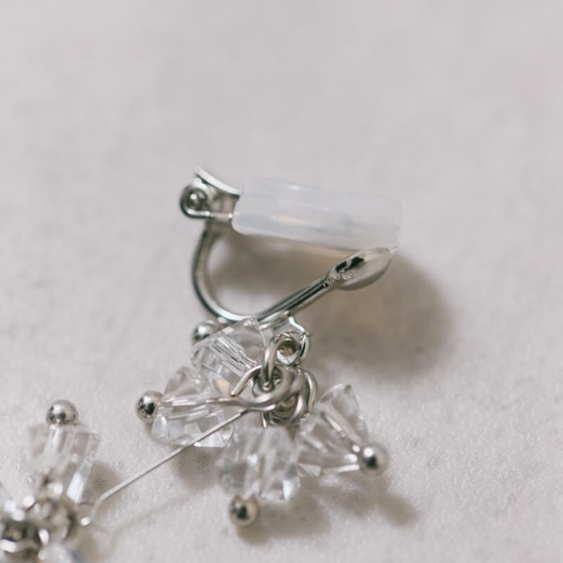 シルバーのグラスビーズロングイヤリング