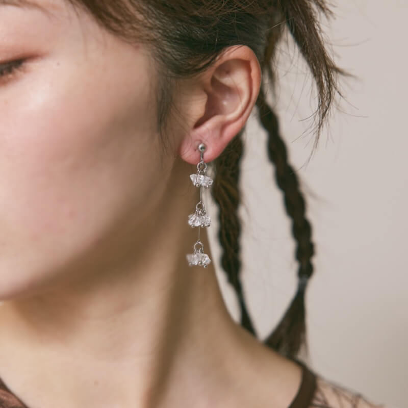 シルバーのグラスビーズロングイヤリング