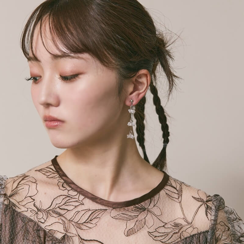 シルバーのグラスビーズロングイヤリング