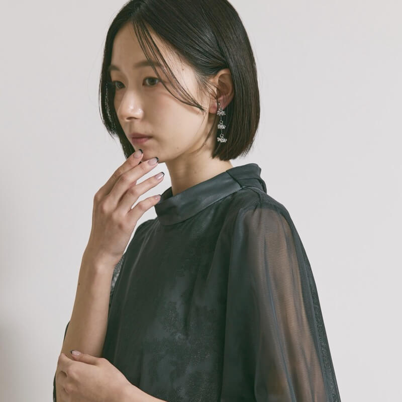 シルバーのグラスビーズロングイヤリング