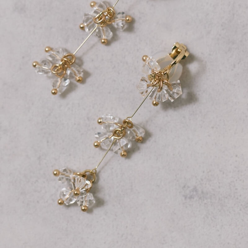 ゴールドのグラスビーズロングイヤリング