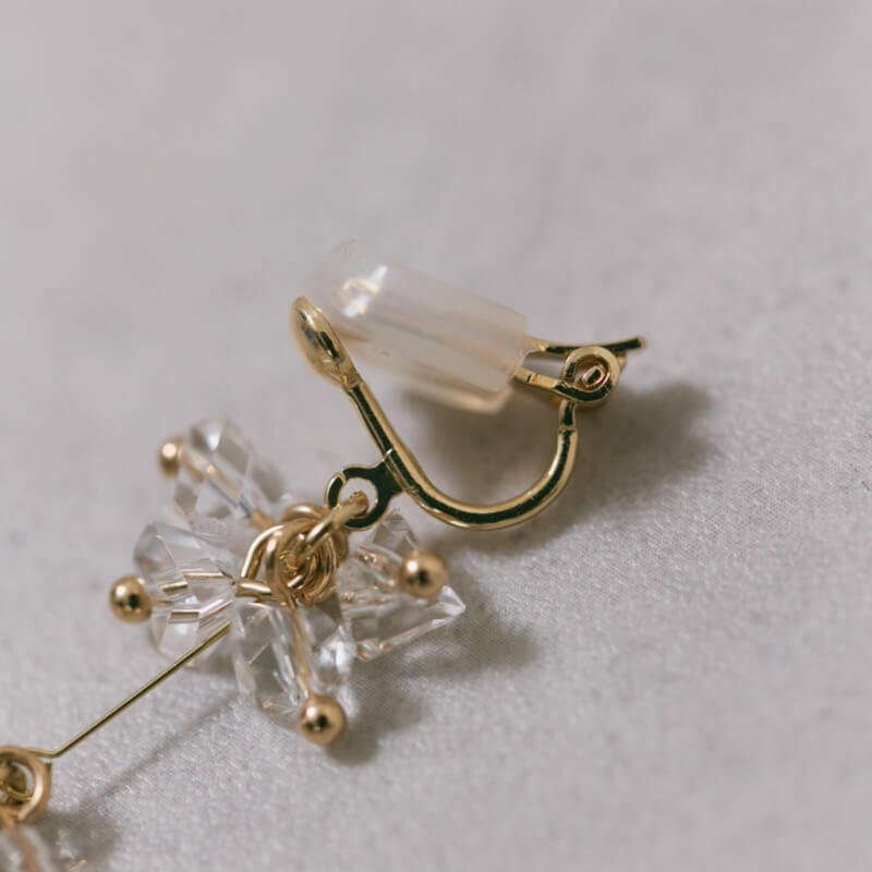 ゴールドのグラスビーズロングイヤリング