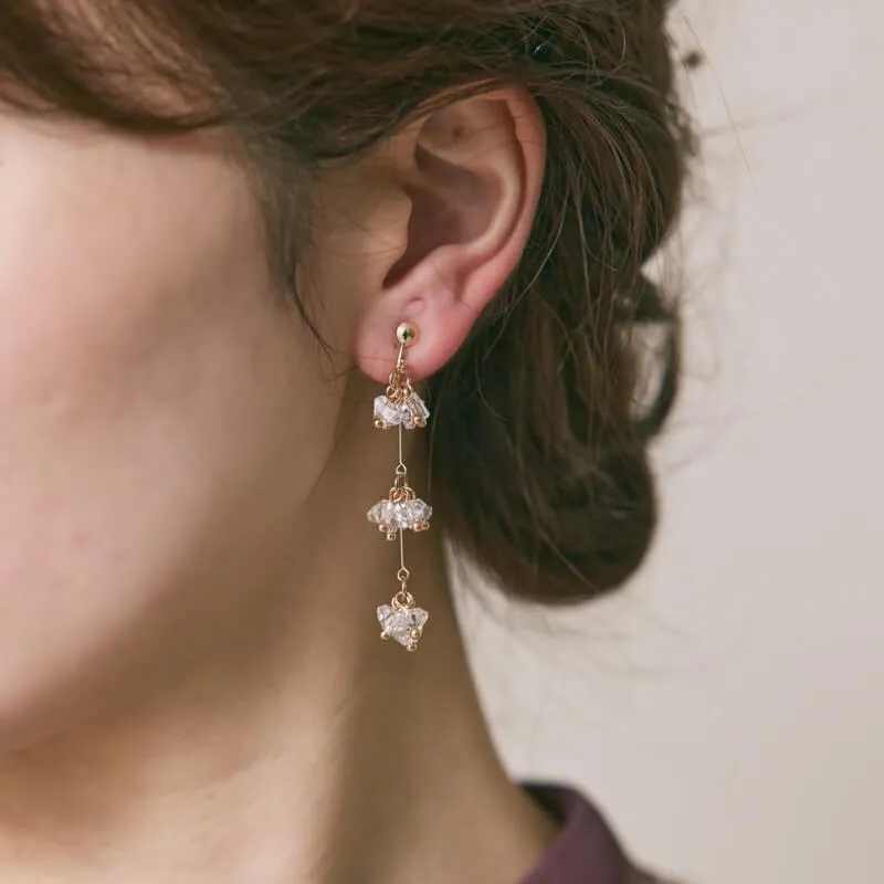 ゴールドのグラスビーズロングイヤリング