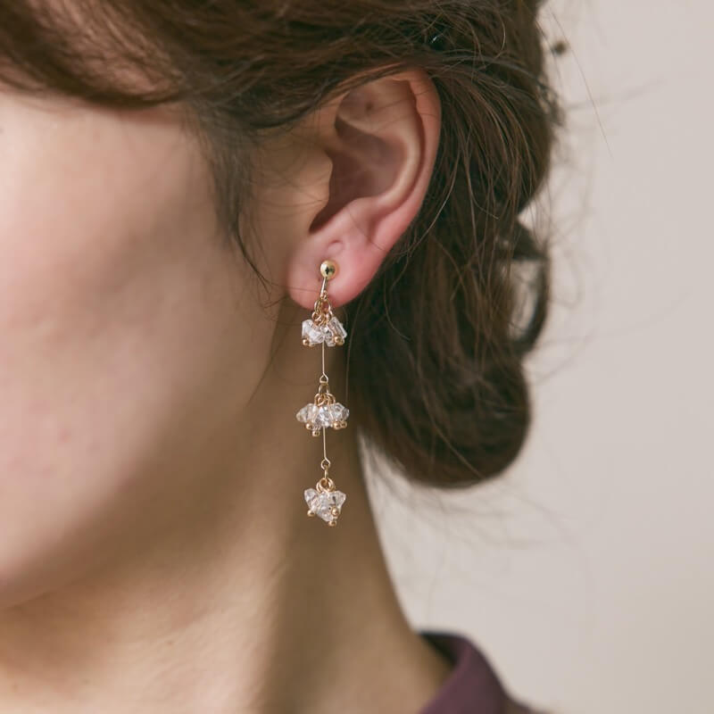 ゴールドのグラスビーズロングイヤリング