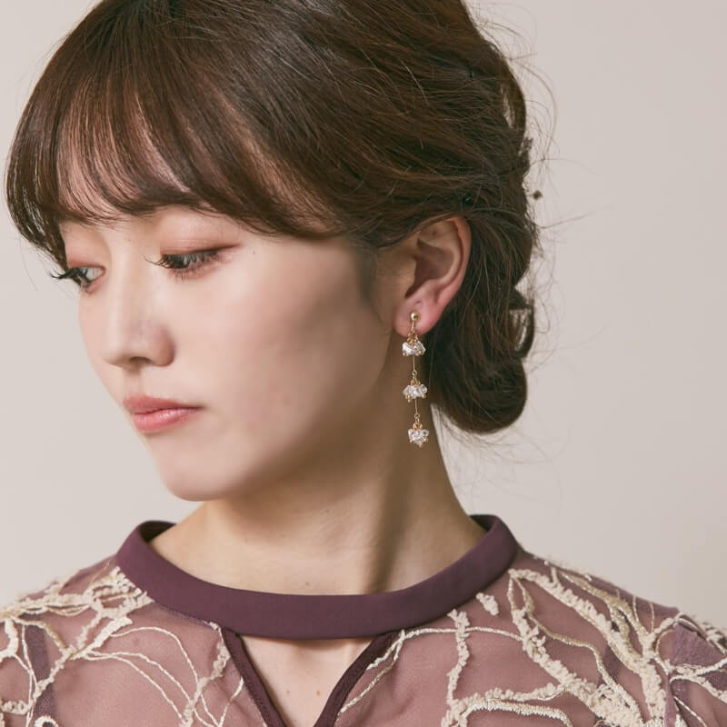 ゴールドのグラスビーズロングイヤリング