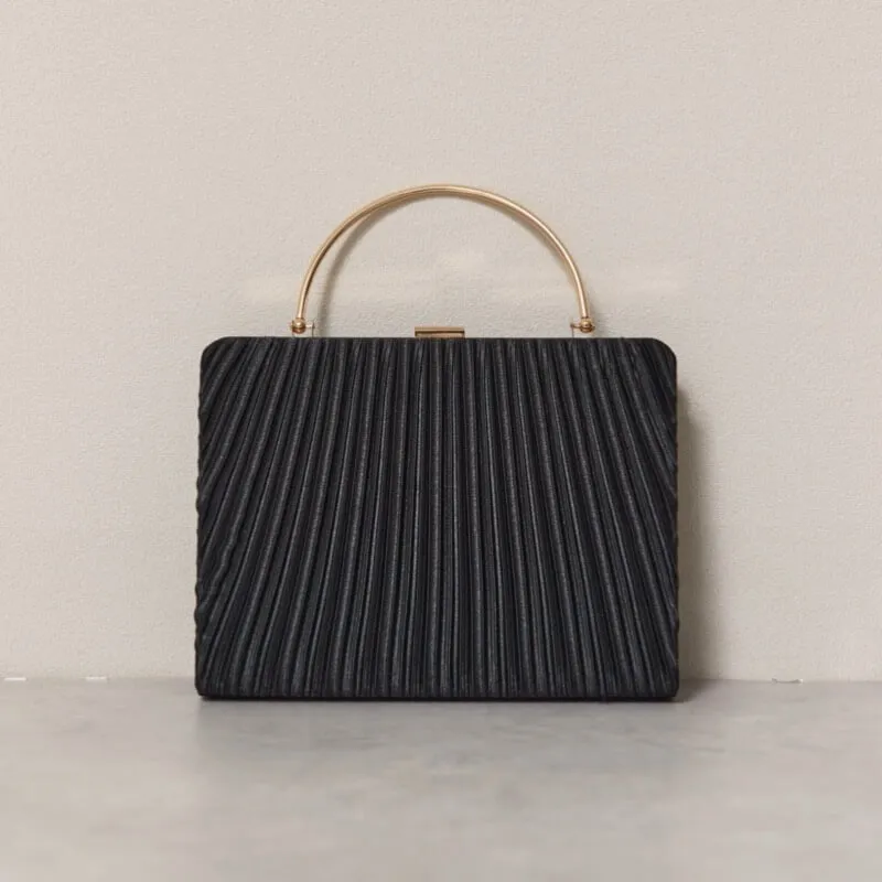 ブラックのオルガンプリーツパーティーバッグ