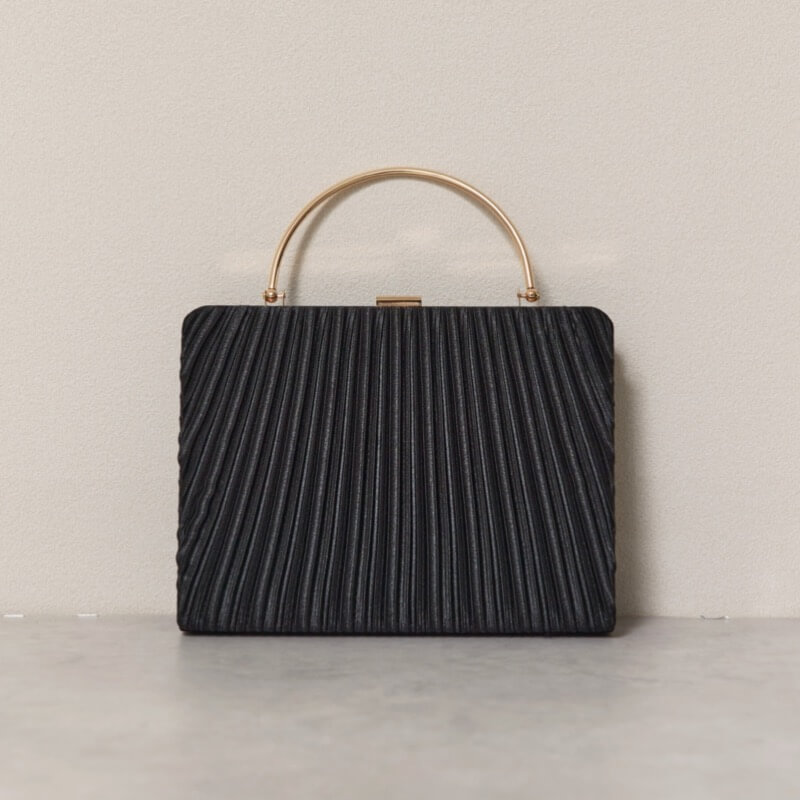 ブラックのオルガンプリーツパーティーバッグ