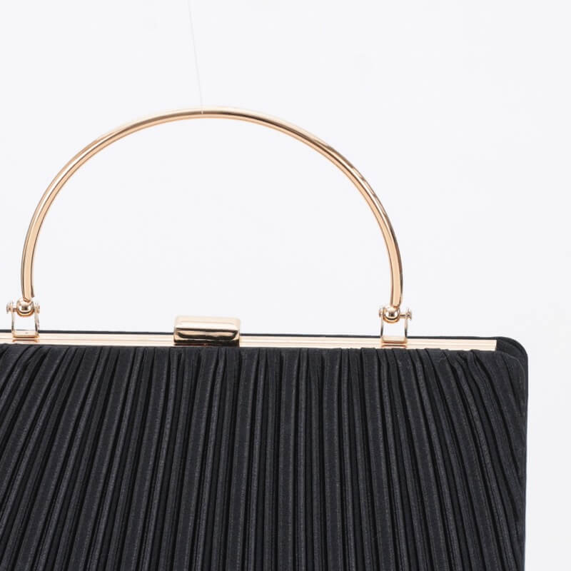 ブラックのオルガンプリーツパーティーバッグ