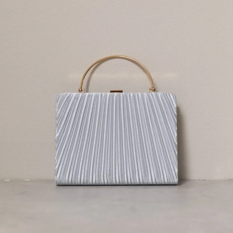 シルバーのオルガンプリーツパーティーバッグ