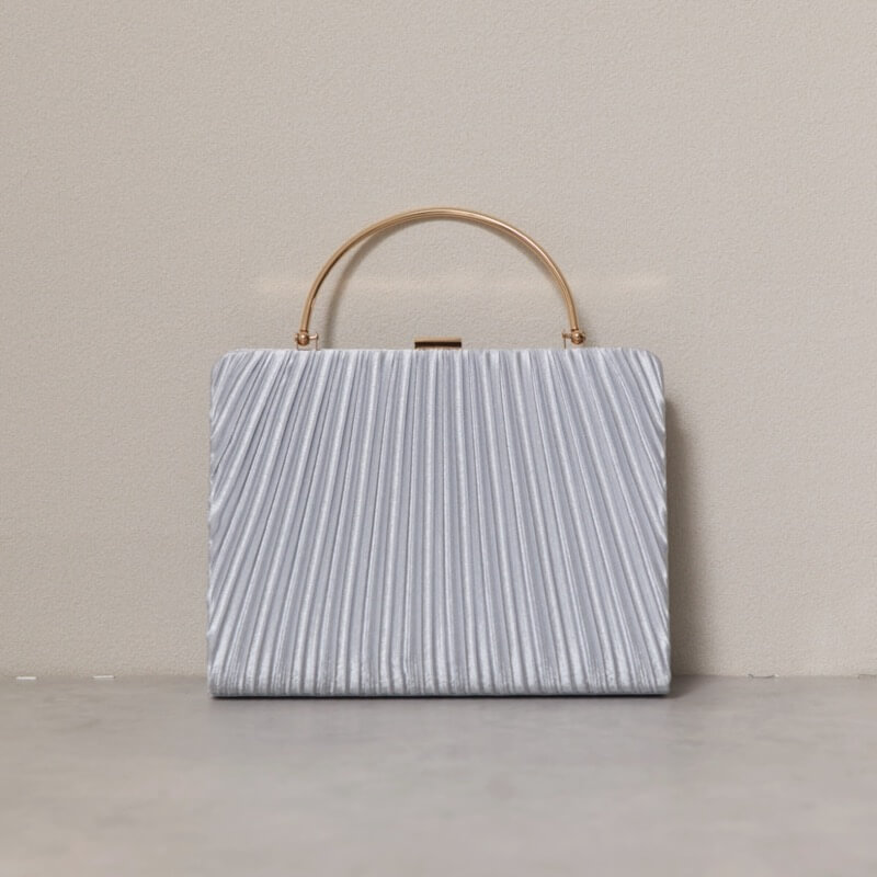 シルバーのオルガンプリーツパーティーバッグ