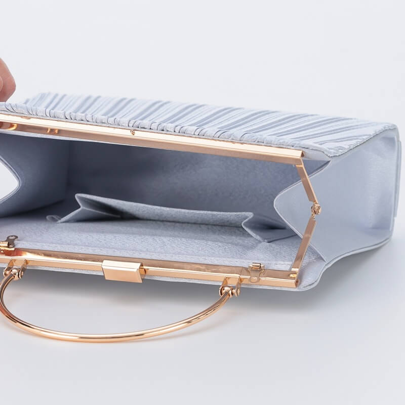 シルバーのオルガンプリーツパーティーバッグ